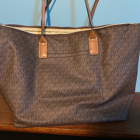 Michael Kors Large Tote w/ Green accent - Picture 2 of 3